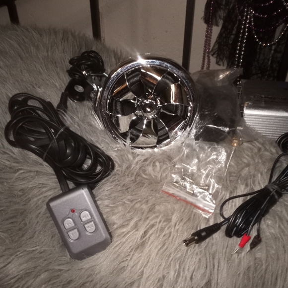 Shark 250watt Bluetooth Audio System Harley - Picture 3 of 4